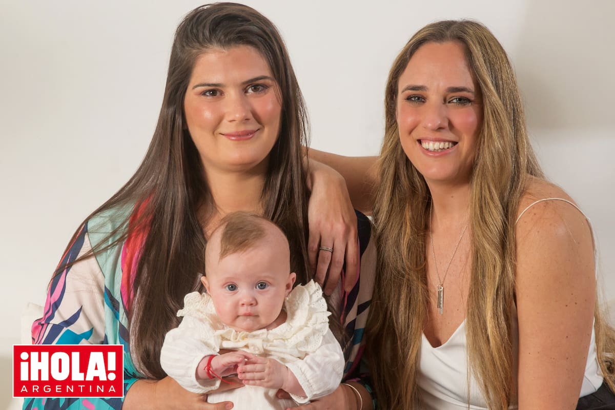 Felices las tres: Jazmín (a la derecha), con su pareja y su hija Simona, de cuatro meses. Después de tres años de relación, se comprometió con Sofía y planean casarse en 2024.