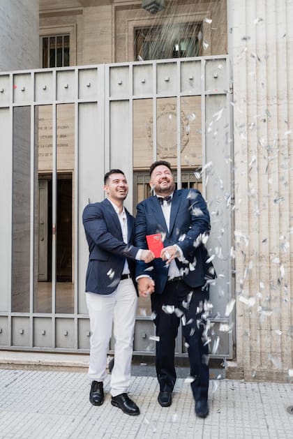 Felices, los recién casados, Nelson Flores y Jorge Lukowski, en la puerta del Registro Civil de la calle Uruguay. Para su gran día, Jorge eligió un pantalón y moño de Gucci, blazer y camisa de la firma Rochas, gemelos de Zanotti y mocasines de Versace. Nelson lució blazer de Zara, camisa Gucci, pantalón Prada y zapatos Cole Haan.