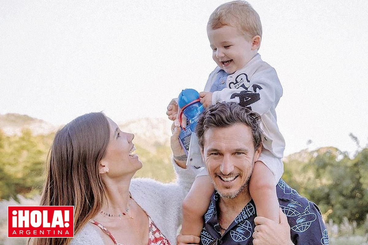 Felices los tres. En los hombros de papá, el homenajeado le sonríe a mamá, que le devuelve una mirada cargada de ternura.