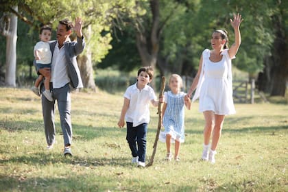 Felices, Sebastián y Juana junto a sus hijos después de dar el "sí, quiero".