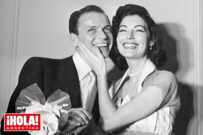 Felices, Sinatra y Ava Gardner (su segunda mujer) posan con su torta de boda el 7 de noviembre de 1951. Se casaron siete días después de que él consiguiera separarse de Nancy Barbato, la madre de sus tres hijos.