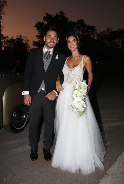 Felices y radiantes, los novios celebraron su unión a cuatro meses de haberse convertido legalmente en esposos