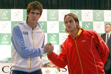 Juan Martín del Potro y Feliciano López, durante la recordada final de la Copa Davis 2008, ganada por España en Mar Del Plata