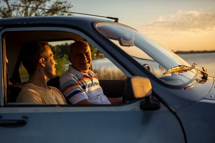 Felicidad. El abuelo Alberto junto a su nieto Gonzalo a bordo del Renault 12 1993 que concretó el sueño de toda una vida