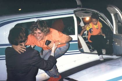 Felicidad en el primer momento en que Victoria y sus hijos pisan suelo estadounidense