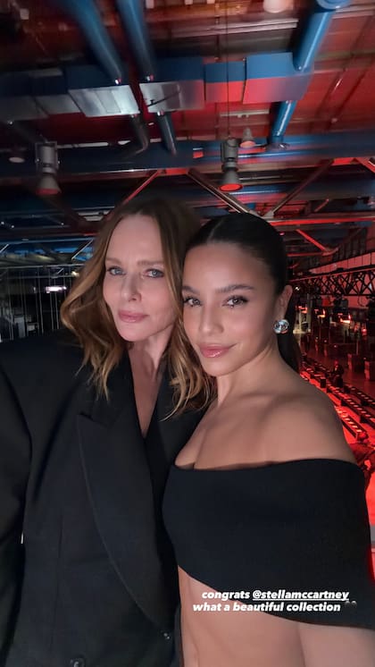 “Felicitaciones, ¡qué hermosa colección!“, dijo Mernes al compartir su foto junto a Stella McCartney