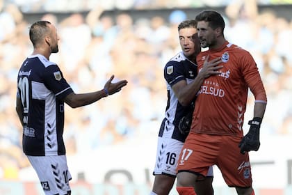 Felicitan a Rodrigo Rey, arquero de Gimnasia, por el penal atajado a Correa