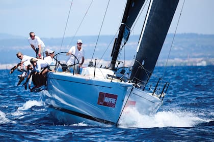 Felipe a bordo del Aifos 500 durante la competencia de Vela de la Copa del Rey.