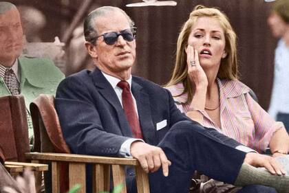 Felipe de Edimburgo y Penny Knatchball asistiendo a un encuentro de polo, en 1975. Fuente: Daily Mail.