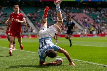 Felipe del Mestre apoya un try para los Pumas 7s