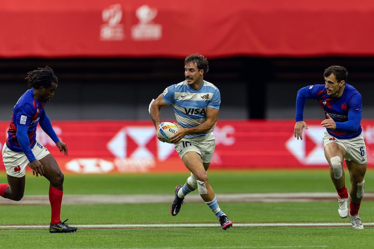 Felipe Del Mestre corre entre William Iraguha y Paulin Riva; Pumas 7s padeció frente a Francia en el partido inaugural del Seven de Vancouver, pero consiguió un empate y después ganó su grupo.
