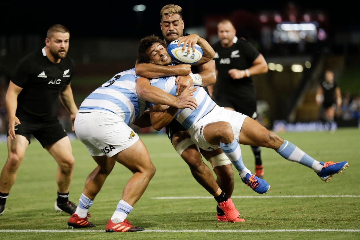 Felipe Ezcurra es tackleado por Akira Ioane durante el partido que disputan Los Pumas frente a los All Blacks por el Tri-Nations en Newcastle, Australia.