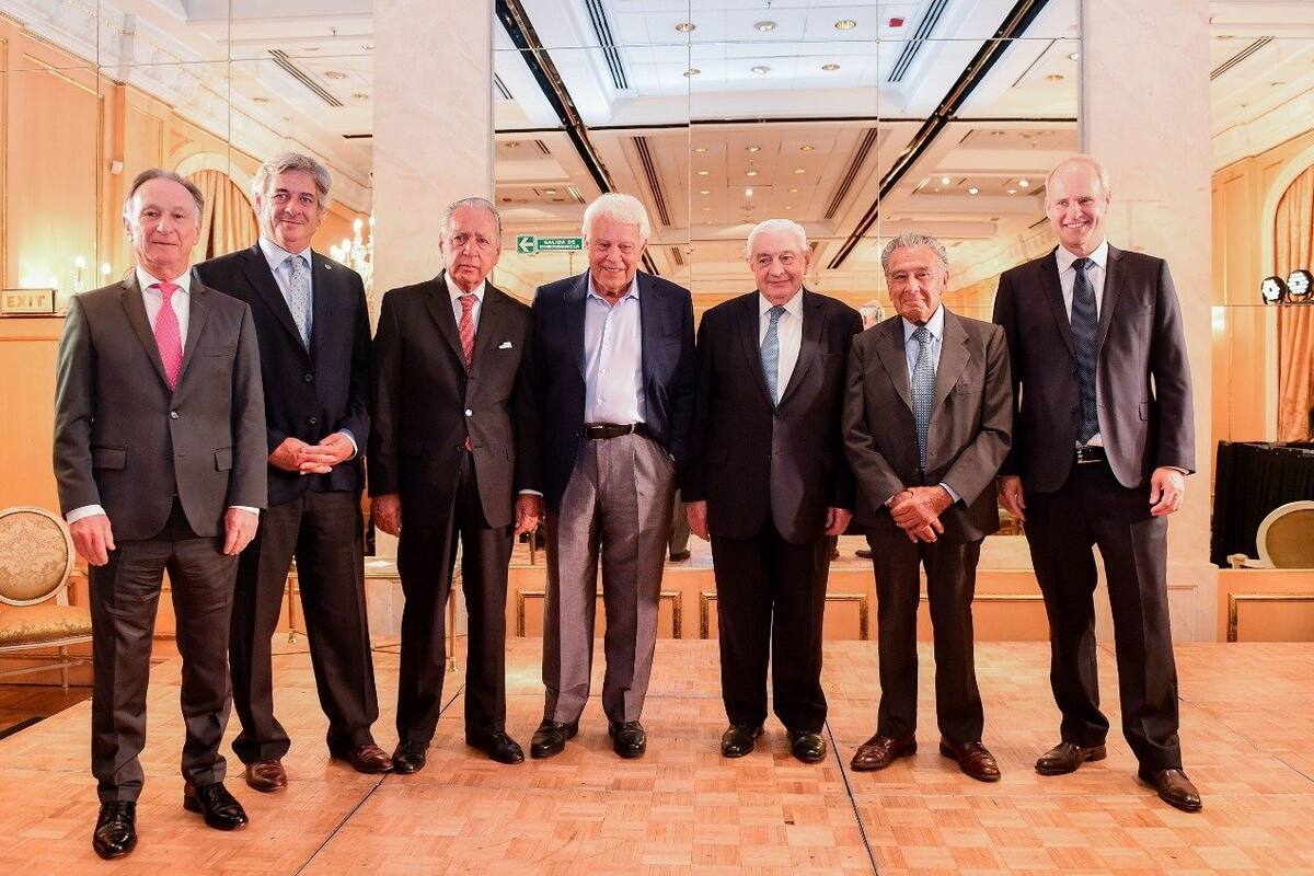 Felipe González, con Gustavo Weiss (Camarco), Nicolás Pino (SRA), Daniel Funes de Rioja (UIA), Adelmo Gabbi (Bolsa de Comercio), Eduardo Eurnekian (Cámara de Comercio) y Javier Bolzico (Adeba)
