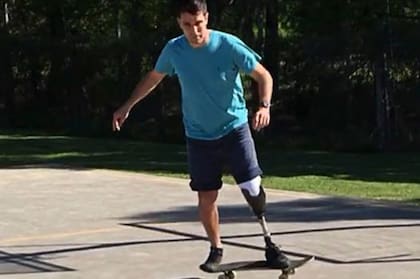 Felipe Marino realiza skate adaptado
