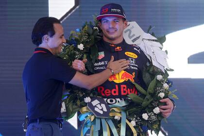 Felipe Massa premia a Max Verstappen por el segundo lugar en la carrera sprint; en 2008, el ex piloto brasileño, entonces en Ferrari, perdió insólitamente en Interlagos la definición del campeonato contra Hamilton.