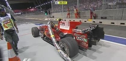 Felipe Massa salió de boxes con la manguera de combustible todavía conectada y terminó sin puntos en Singapur