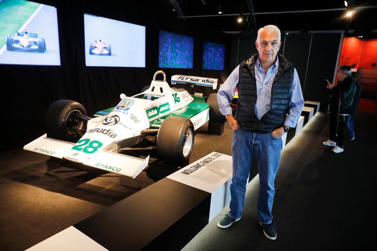 Felipe Mc Gough junto al Williams que condujo Lole Reutemann, en un encuentro en The Exhibition, la muestra que se realiza en la Rural
