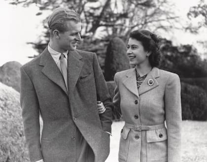 Felipe Mountbatten, su gran amor. Isabel y él eran primos lejanos y se enamoraron perdidamente. Se casaron en 1947 y permanecieron juntos hasta 2021, cuando Felipe murió. La foto fue tomada durante su luna de miel, en Hampshire.