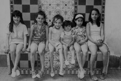 Felipe, Paulina y María Silvia, una tarde de 1970, en el Pasaje General Paz