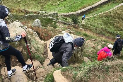 Felipe Piola trabaja en el sector bursátil y viajó a Escocia con 8 amigos para recorrer durante 11 días el Muro de Adriano, construido hace casi 2000 años a pedido del célebre emperador romano.