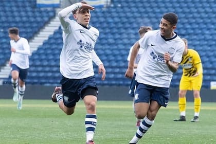 Felipe Rodríguez-Gentile celebra un gol con el equipo Sub 18 de Preston, de Inglaterra