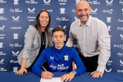 Felipe Rodríguez-Gentile, futbolista argentino de 17 años nacido en Brasil, firma su primer contrato profesional, con Preston North End, de Inglaterra; lo acompañan sus padres.