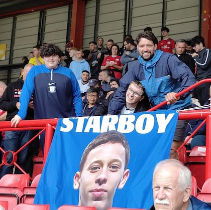 Felipe Rodríguez-Gentile ya tiene una bandera con su cara, que lucen los hinchas de Preston