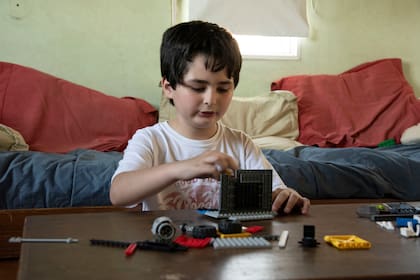 Felipe sigue las instrucciones y también se anima a crear