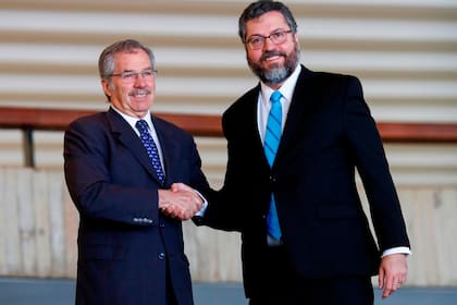 Felipe Solá, junto al canciller brasileño, Ernesto Araújo, en su visita oficial a Brasilia