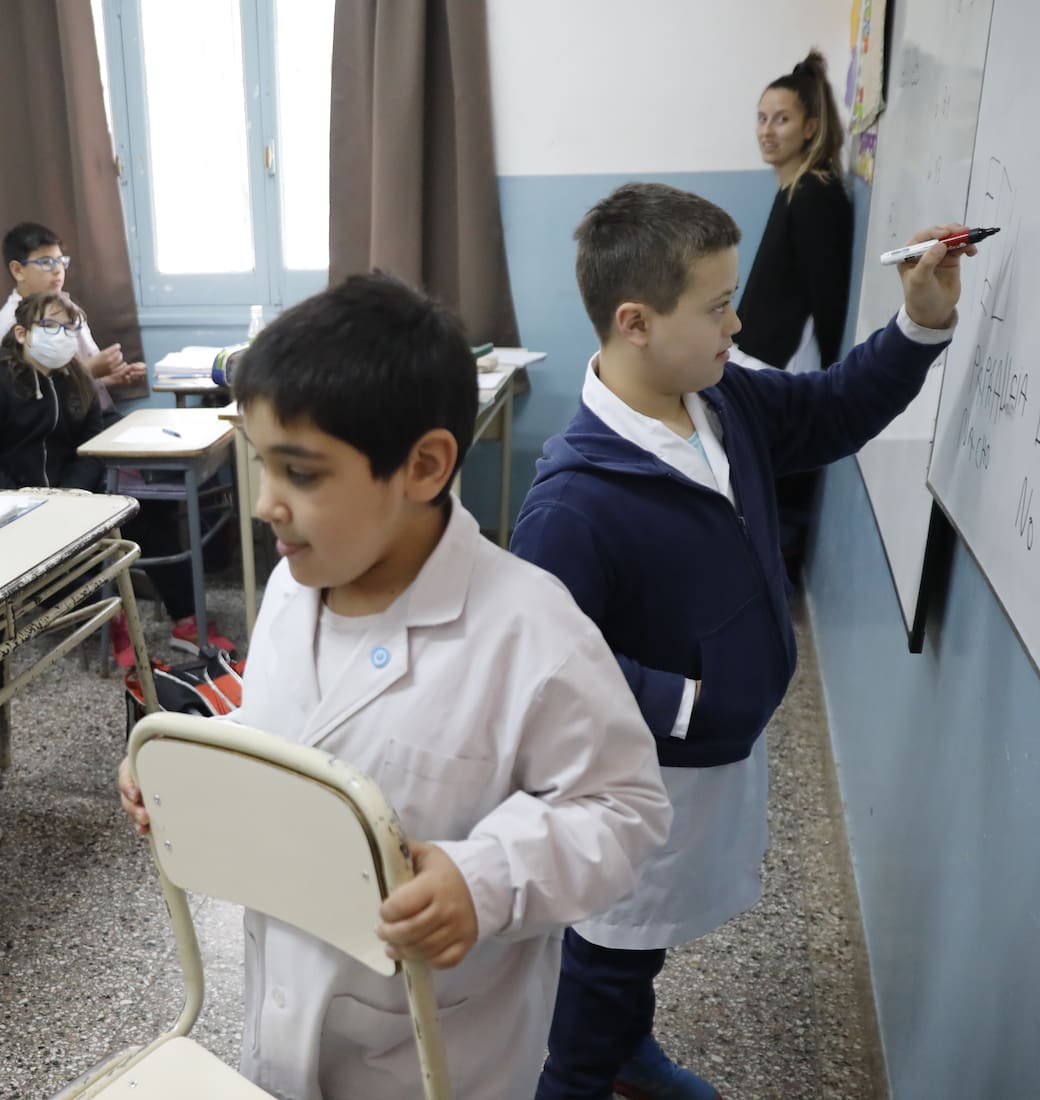 Felipe tiene autismo e Ignacio, síndrome de Down. Van a quinto grado en una escuela común en Santa Rosa