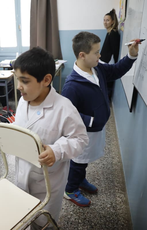 Felipe tiene autismo e Ignacio, síndrome de Down. Van a quinto grado en una escuela común en Santa Rosa