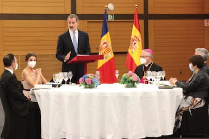 Felipe VI dio un discurso de agradecimiento donde habló parte en catalán y parte en castellano. Letizia brindó sin quitarse la mascarilla