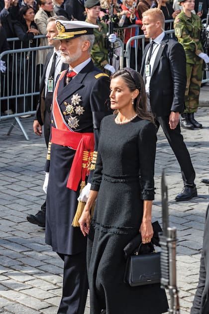 Felipe VI y Letizia de España, que rescató el collar de 37 perlas de Victoria Eugenia. Es de perlas rusas y Alfonso XII lo regaló a su primera mujer, la reina Mercedes, en 1878. En origen llevaba 41 perlas purísimas y pesaba más de dos kilos, y fue realizado en la Rusia imperial