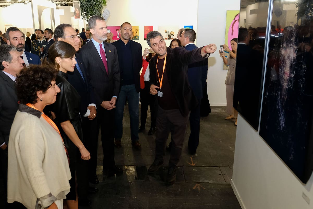 Felipe y Letizia, con el artista argentino Mariano Sardón y la galerista Orly