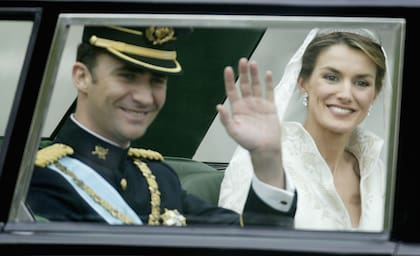 Felipe y Letizia saludan desde el interior del Rolls-Royce Phantom IV en el que recorrieron las principales calles del centro de Madrid