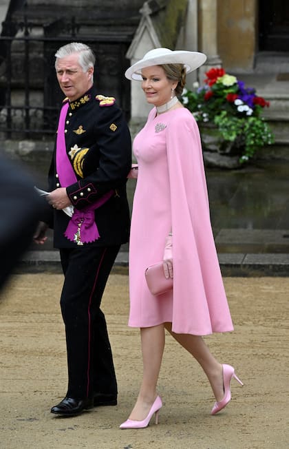 Felipe y Matilde de Bélgica. La Reina optó por un vestido color rosa con capa, sombrero firmado por Philip Treacy y clutch Giorgio Armani. El toque final lo dio con un espectacular broche de diamantes.