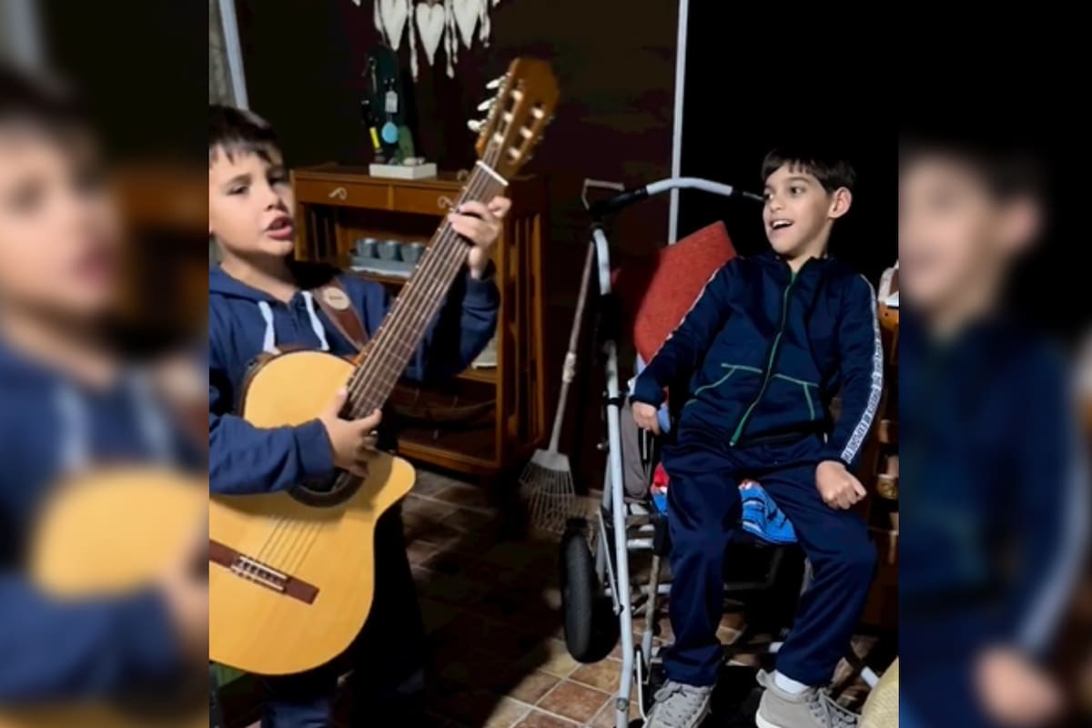 Felipe y Santiago comparten sus tardes de juego y música (Captura video)