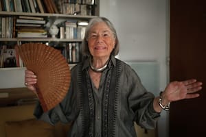 Felisa Pinto, periodista y "fashion writer", posa en su departamento durante la entrevista con LA NACION