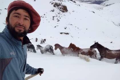 Félix Castillo rescató a varios caballos que habían quedado atrapados en la nieve de la cordillera