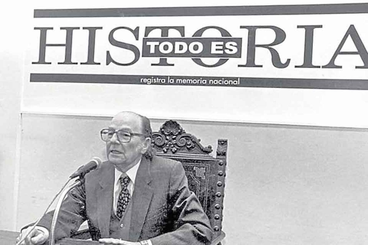 Félix Luna, durante un acto organizado por la revista, en 1974