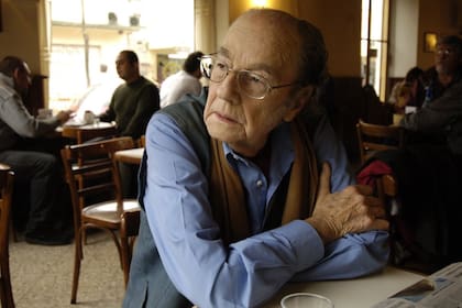 Félix Luna en una mesa del bar La Fusta, de Capilla del Señor