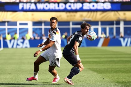 Felix Nmecha en el duelo con Matías Galarza Fonda en la mitad de la cancha