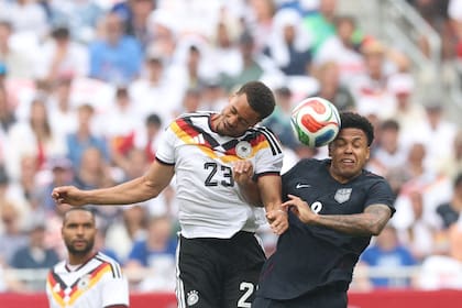 Felix Nmecha y Weston Mackenzie disputan la pelotz