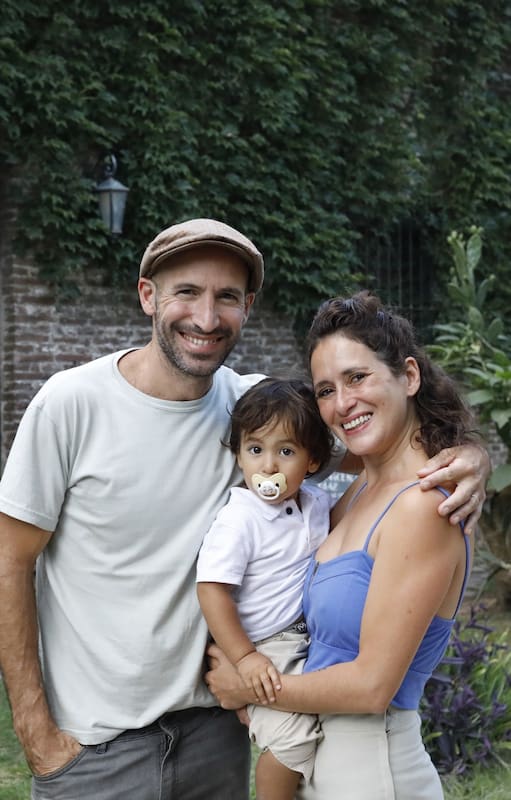 Félix, Rocío y el pequeño Francisco, con el almacén de fondo en la pequeña localidad rural de Duggan.