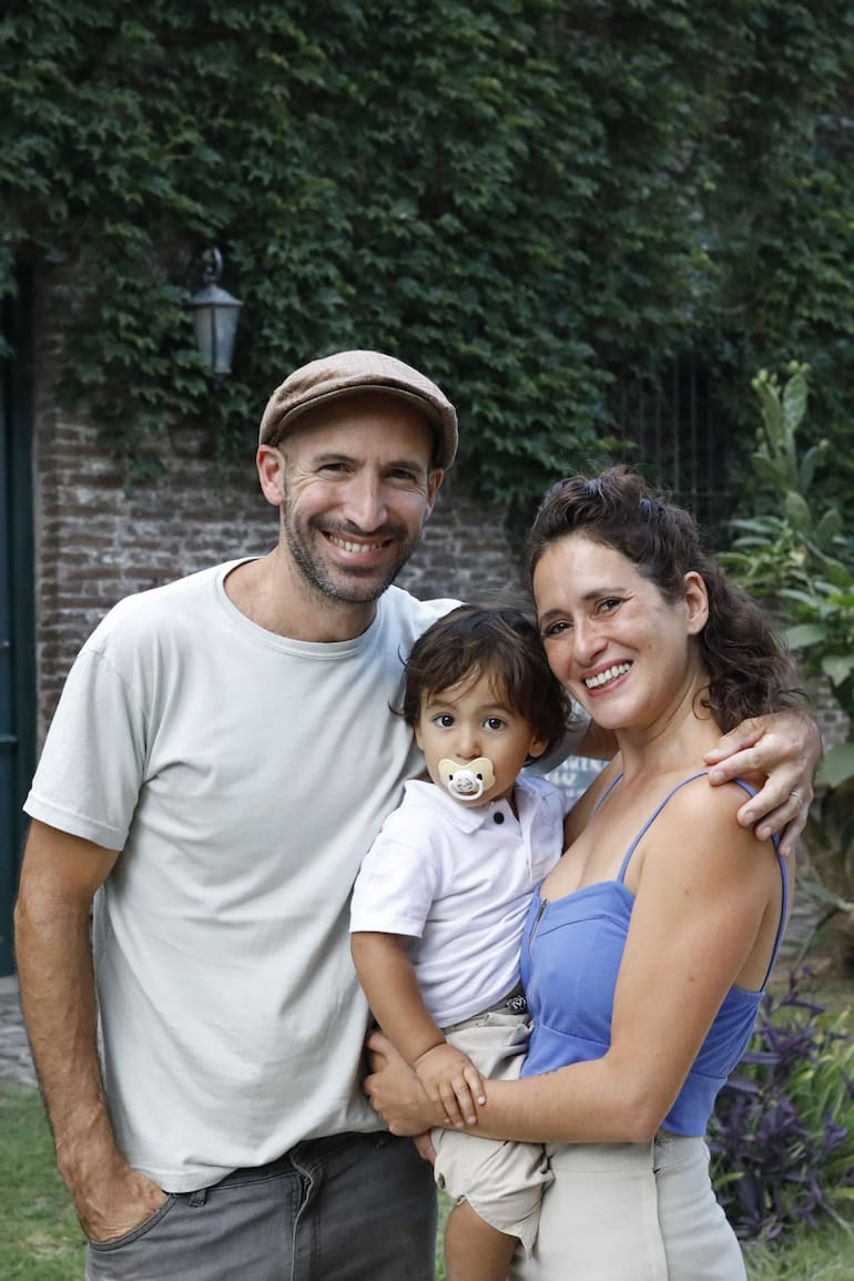 Félix, Rocío y el pequeño Francisco, con el almacén de fondo en la pequeña localidad rural de Duggan.