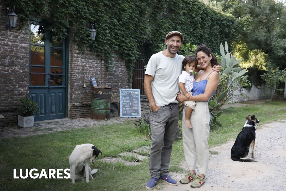Félix, Rocío y el pequeño Francisco, con el almacén de fondo en la pequeña localidad rural de Duggan.