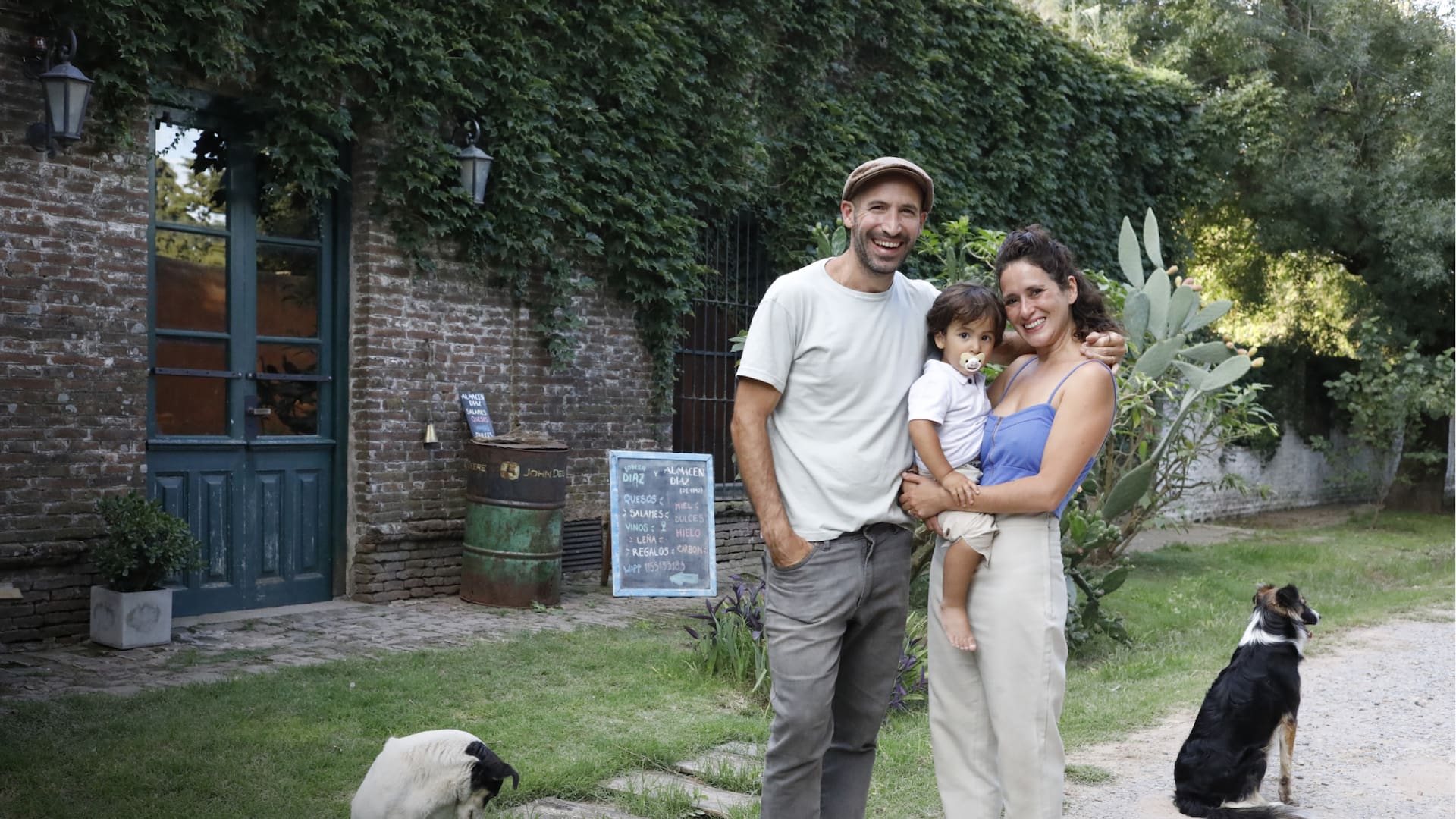 Félix, Rocío y el pequeño Francisco, con el almacén de fondo en la pequeña localidad rural de Duggan.