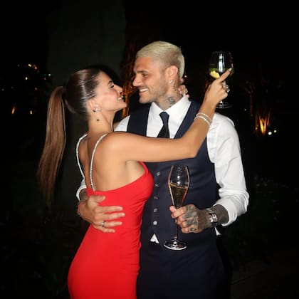 "Feliz Año 2026. Gracias amor de mi vida por este 2025 lleno de amor y paz a tu lado. Brindo por nuestro amor, por todo lo que fuimos y por todo lo que seremos", expresó el futbolista en un posteo de Instagram