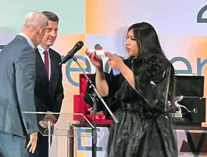 Feliz con su diploma, la artista siguió festejando más tarde en la Piazza San Marco