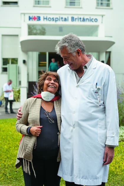 Feliz de la vida. Rosa del Carmen Díaz, paciente trasplantada, sonríe junto al Dr. Federico Villamil, jefe del Servicio de Trasplante Hepático